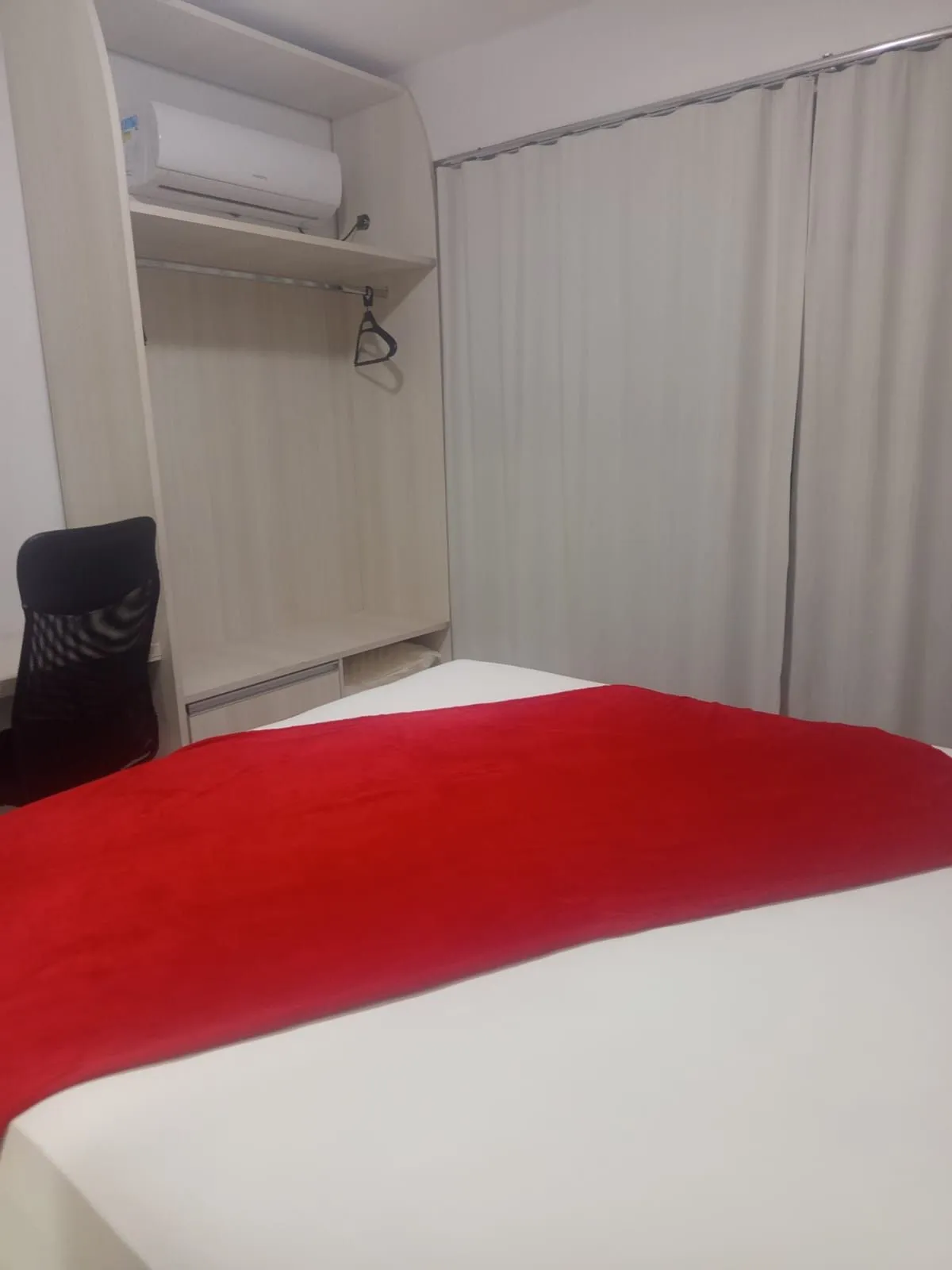 Quarto com cama de casal arrumada