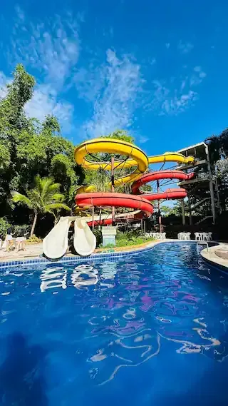 Piscina com toboágua no clube