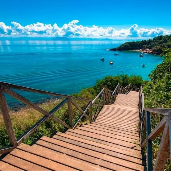 Escadaria com vista para o mar na Região dos Lagos