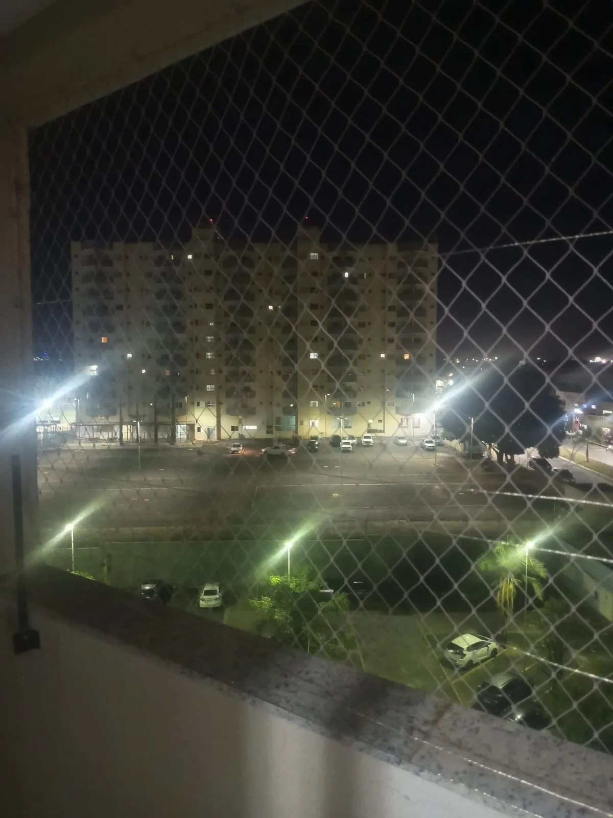 Vista noturna a partir da varanda, com tela de proteção