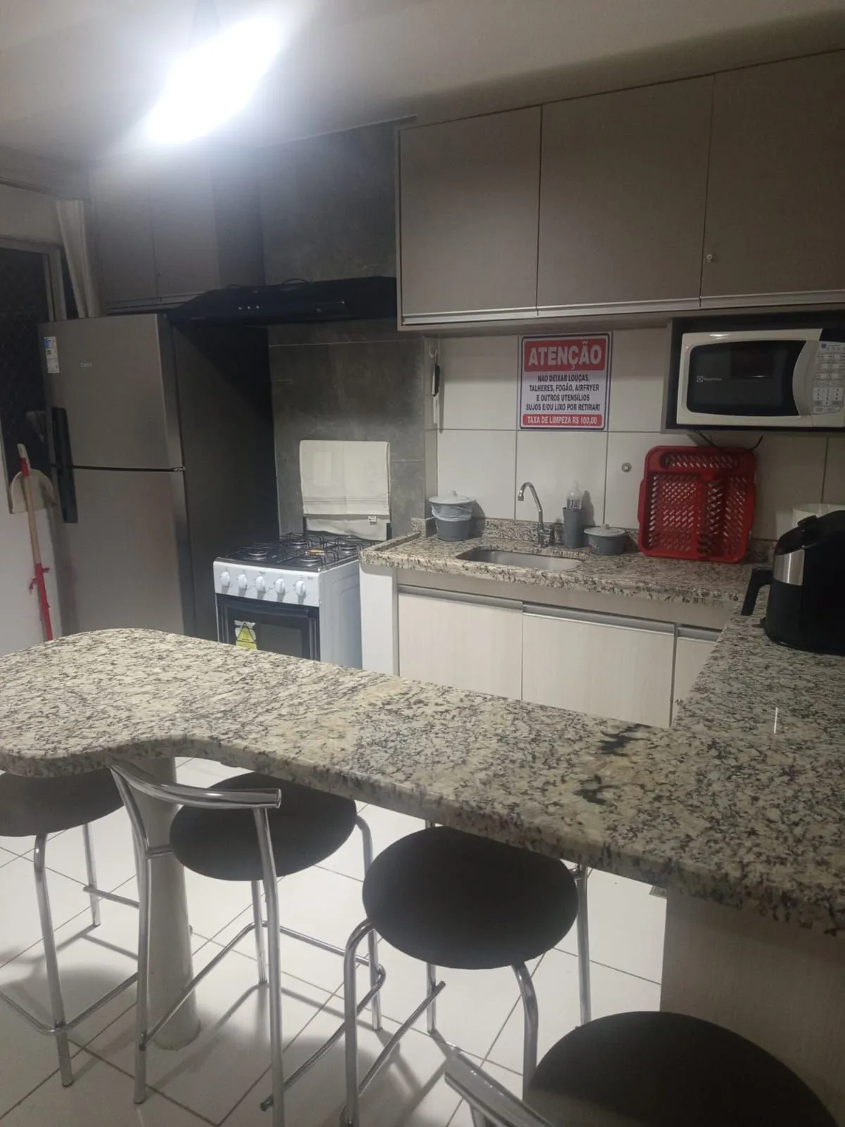 Cozinha com fogão, pia e bancada